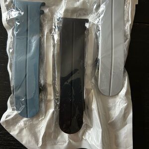 New in package never used Samsung replacement watch bands. Size adjusting to fit